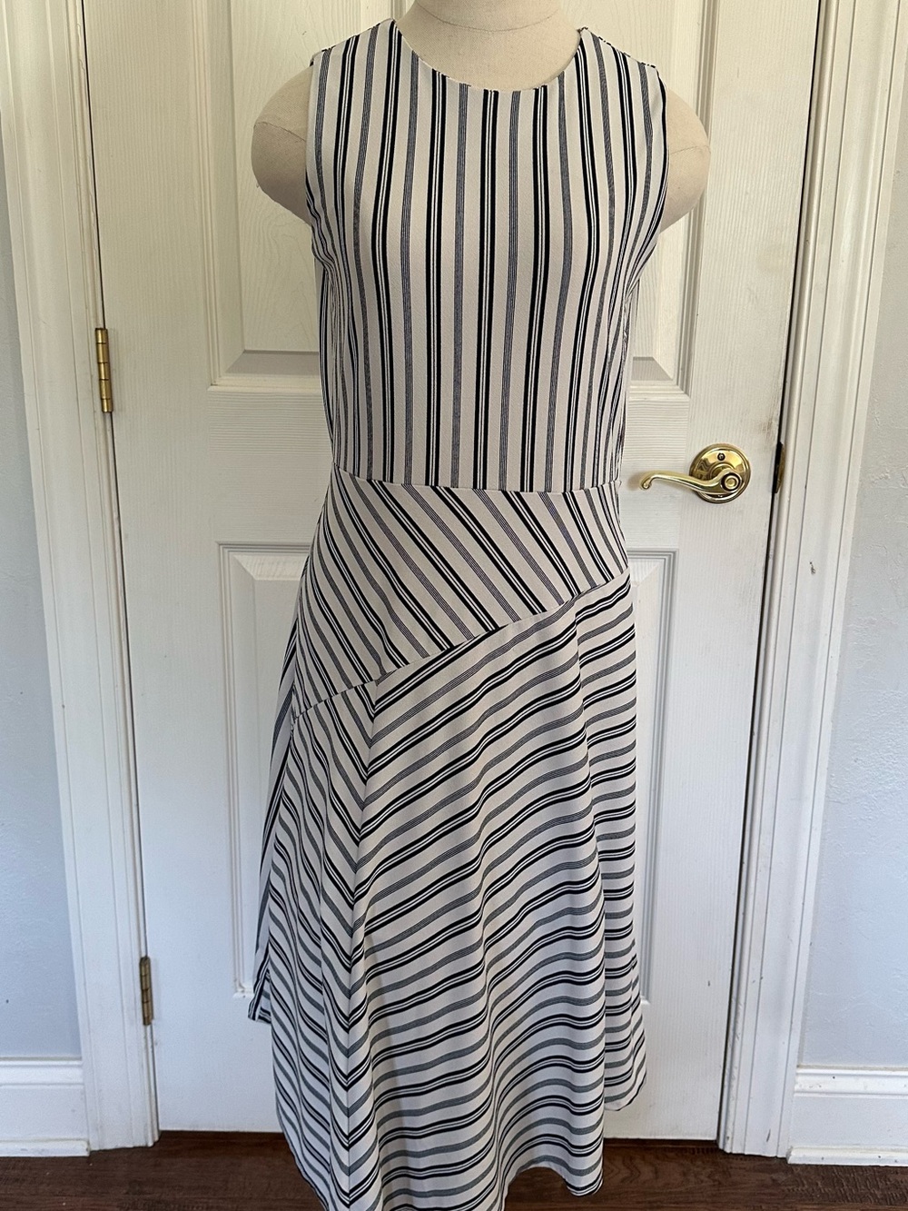 Classic Banana Republic Black and White Sleeveless Striped Midi Dress